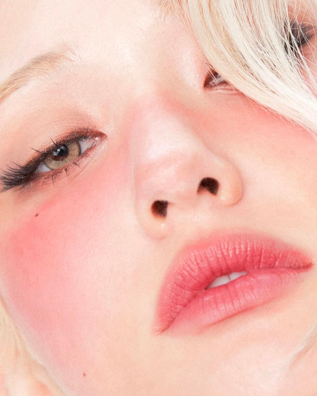 somi的彩妆海报，好有购买欲 