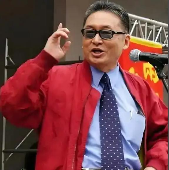 大师李敖曾说：人性是经不起考验的，我坐牢的时候，把房子转到了妈妈名下，弟弟做生意
