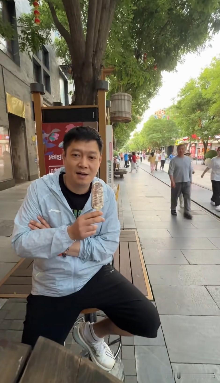 突然很好奇，
给coco拍视频这人是谁。
coco.说训练完了去前门遛弯，
这些
