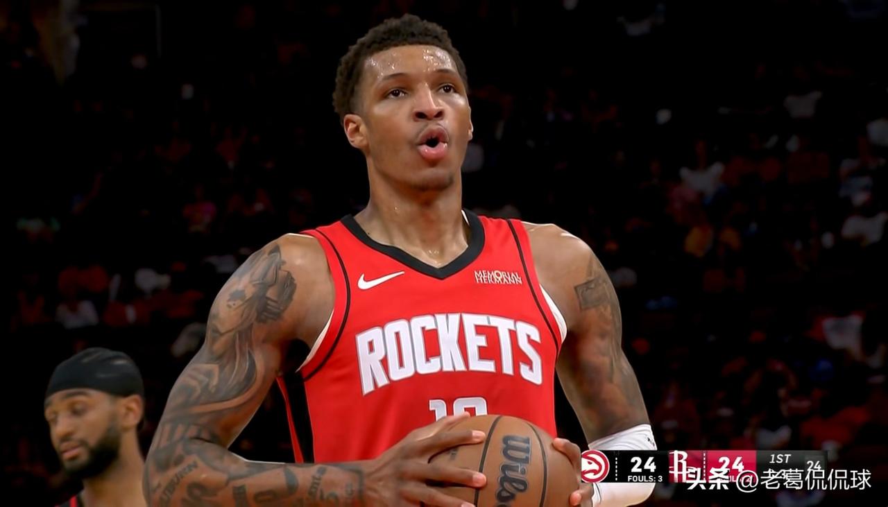 火箭大将小史密斯的手感真是火热的要命！在今天火箭主场迎战老鹰的比赛中，目前双方的