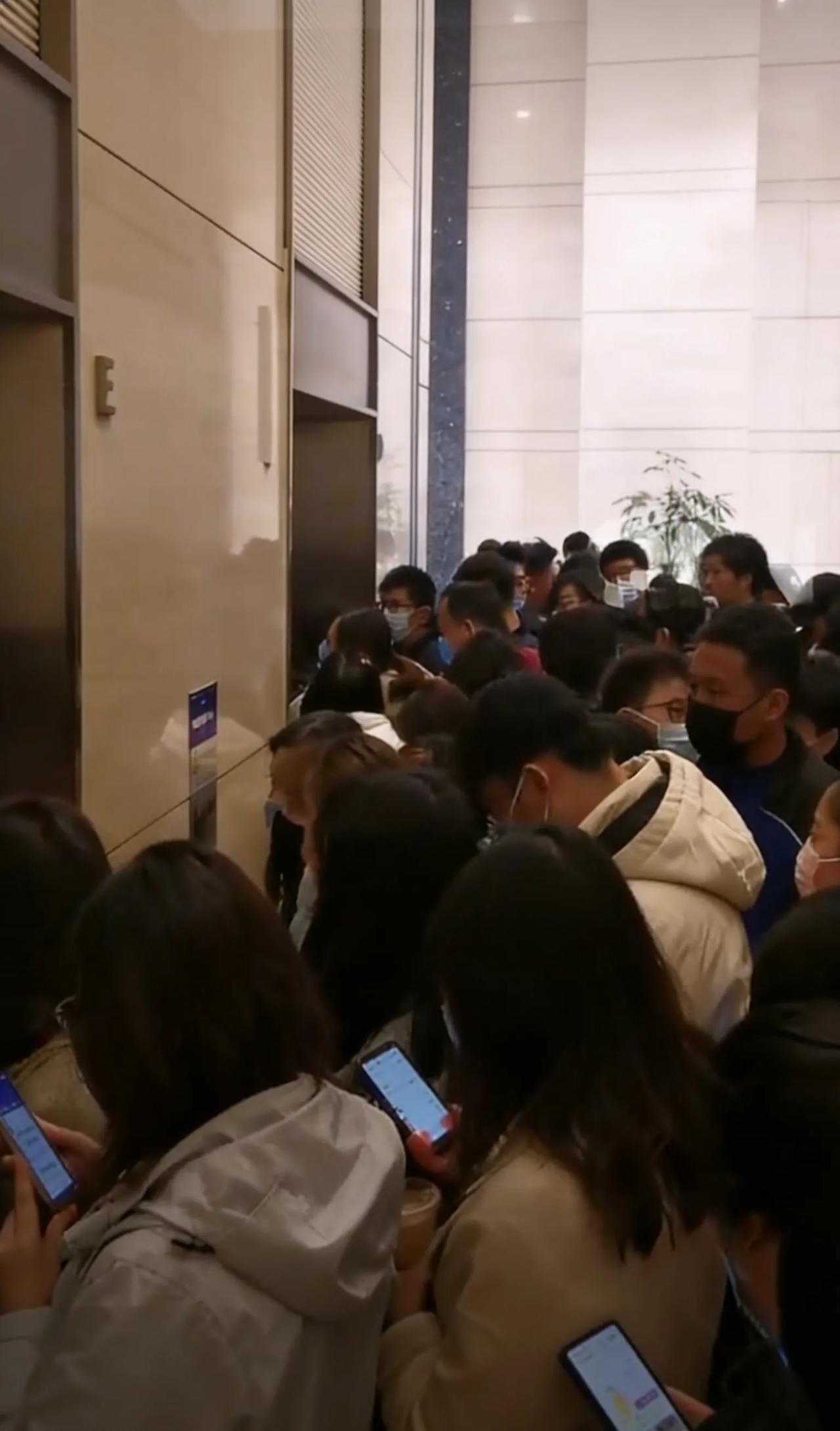 家住40层红盘的马先生，为何宁愿亏本也要卖房？
 近日，杭州马先生的卖房决定引爆