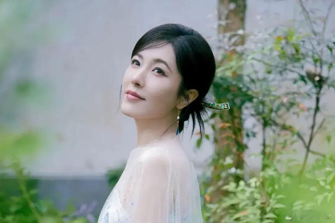 其实曾黎不该老上热搜，事情越来越乱了，本来不是啥大事现在又说徽章失窃，越描越黑，