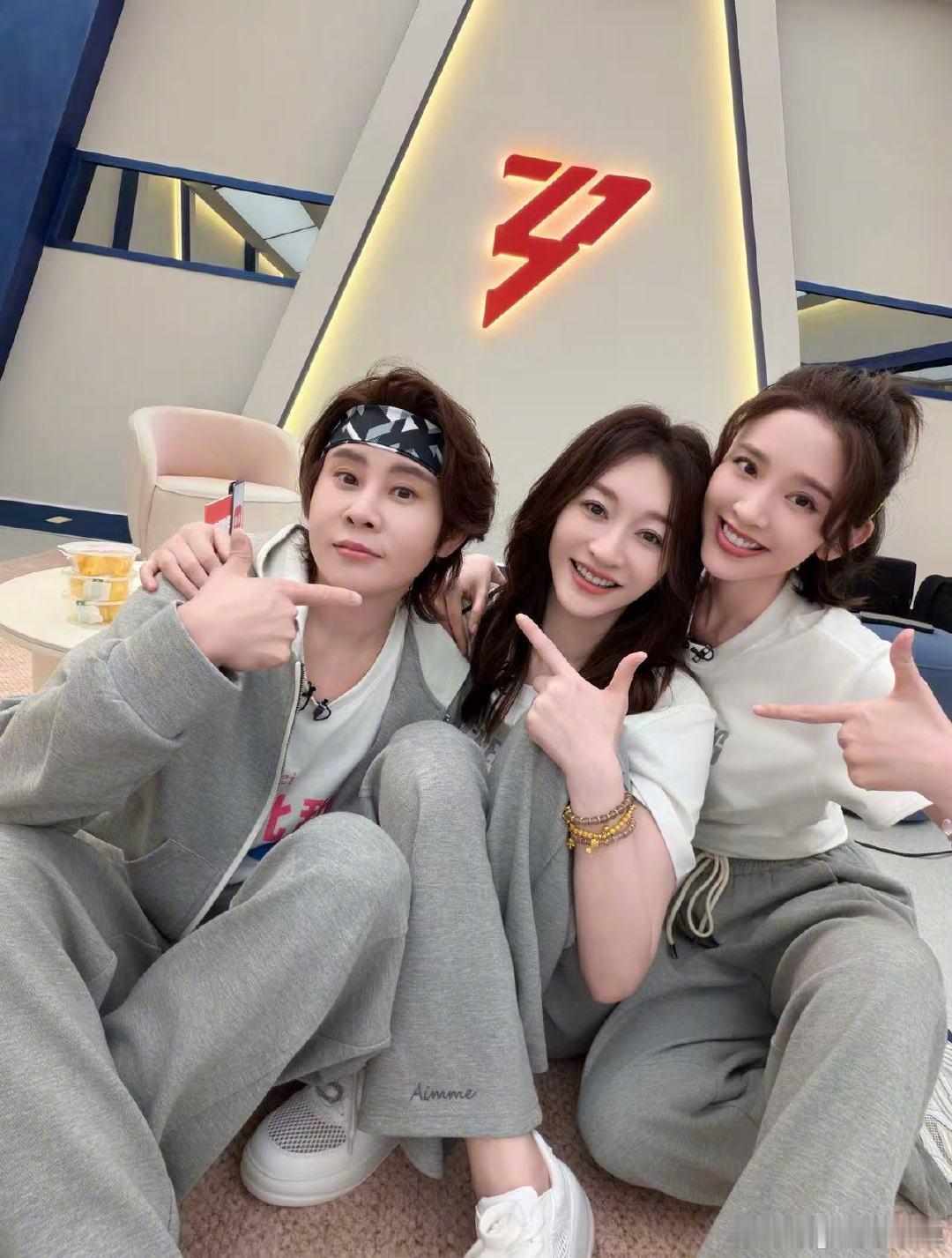 李小冉王濛唐艺昕又合体了我的快乐回来了！三位姐姐又同框，坐等心愿便利贴名场面复刻