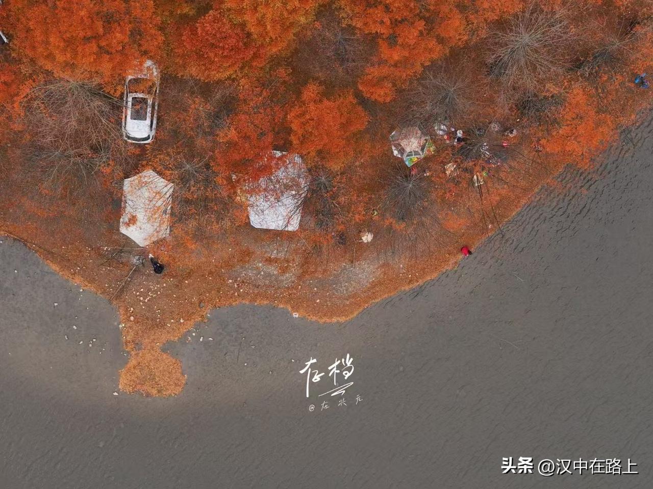 对，没错，这是汉中龙池，它年年都会被列入旅游攻略中，足以证明它的秋景是多么令人向