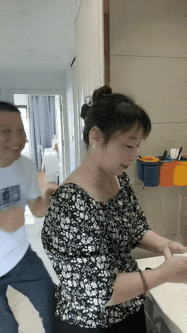 开个玩笑，毁了一个家

老公打工回来，想给妻子一个惊喜，就双手捂住妻子的眼，妻子
