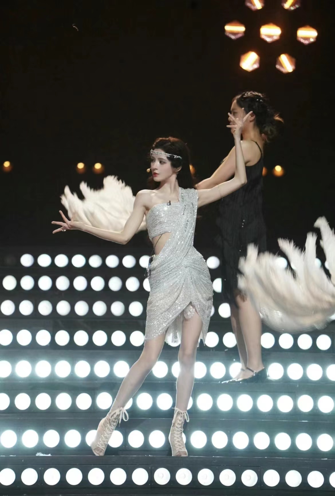 #张予曦人间反光板#想白的都去听予曦姐姐的话！！坚持涂OLAY美白身体乳！！不是