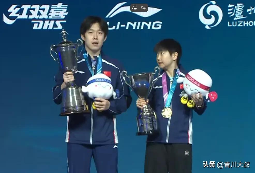 我严重怀疑，这俩人夺冠就是为了吵架？

当工作人员拿上手机，
让他们拍照的时候，