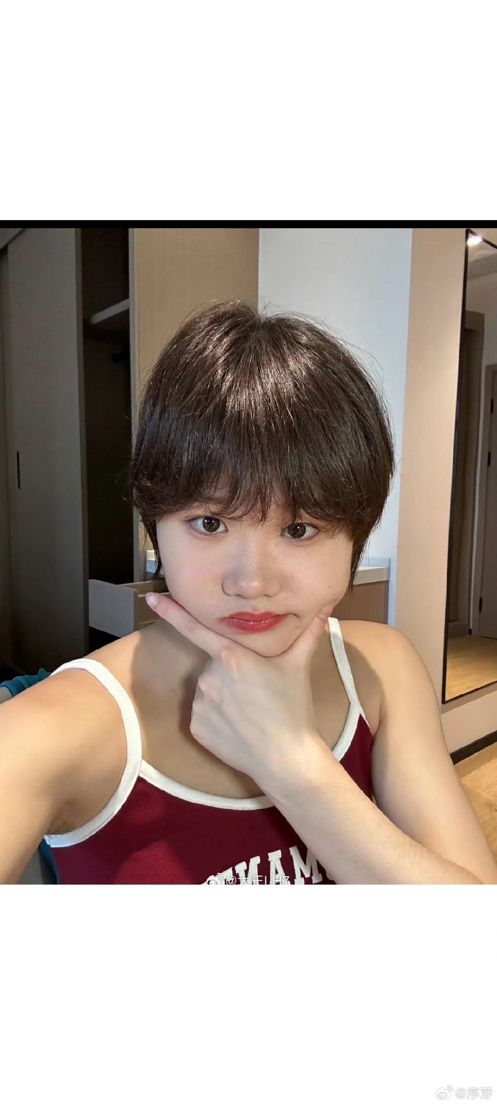 工作人员问张家齐：“你有了解你母亲的投资吗？” 张家齐，“反正她投资我是成功了。
