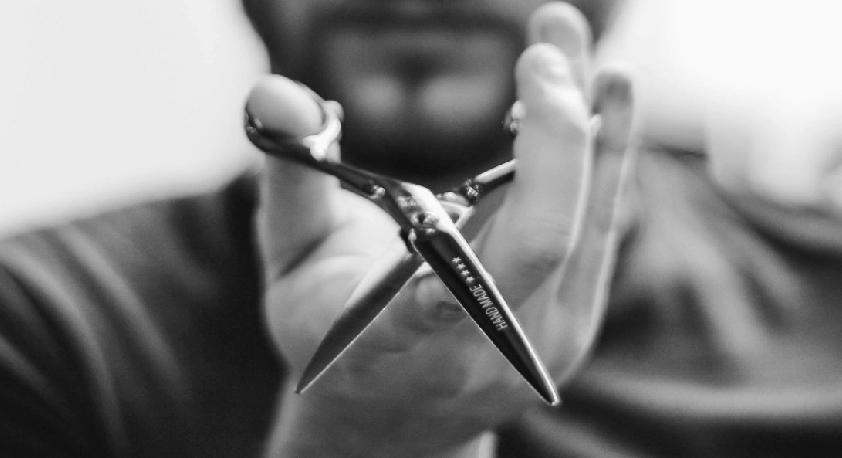 日本近期接连发生两起在巴士上随机剪断女性乘客头发的案件。两名男性疑犯均已被警方拘