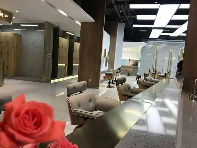 冤不冤？新疆奎屯，一名顾客在理发店里后仰面倒地，店员赶紧拨打120、掐人中施救，
