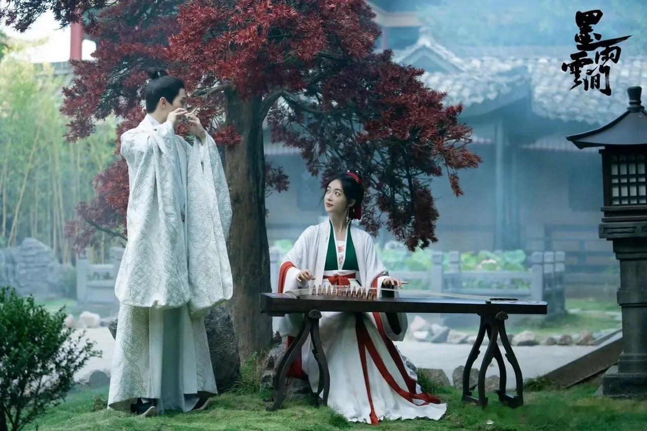 于正发布了几张剧照，这次审美真的可以，有种江南烟雨的感觉～ ​​​