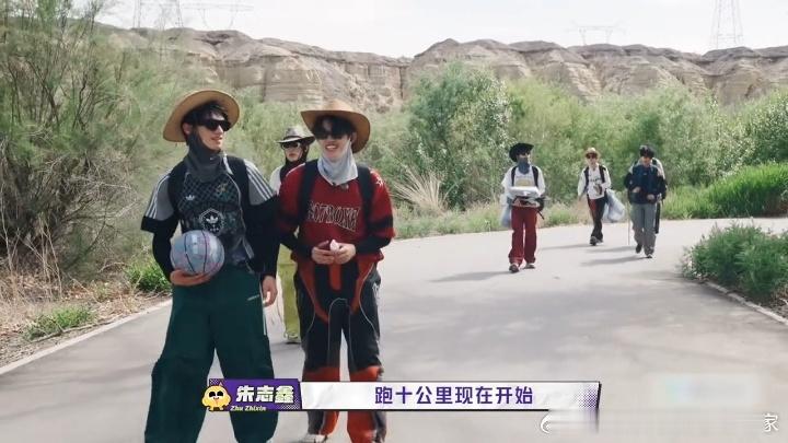 张极倒霉熊不是停播了吗张极过河鞋套漏了一路向海的少年 张极拿了个大锅以为要开饭了