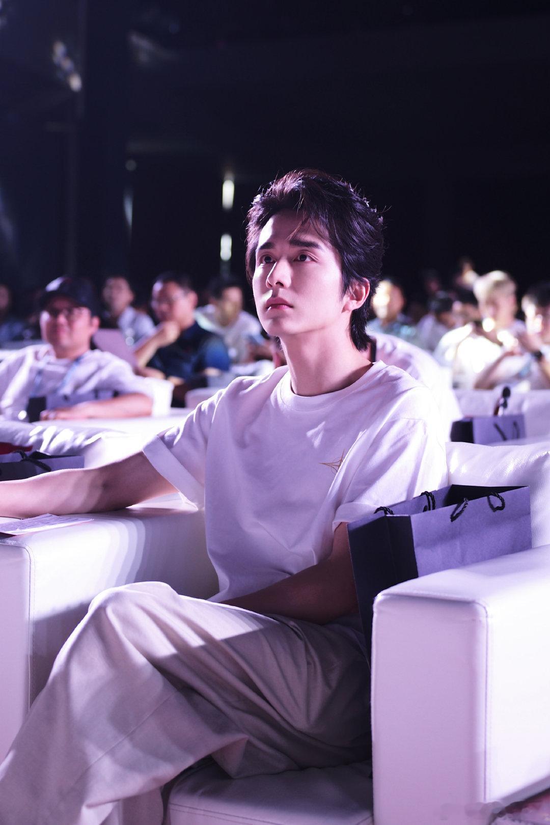 谁家男主又会钢琴又会炼钢柳钧这男主绝了！钢琴十级选手秒变炼钢狂魔，腾飞厂最硬核富
