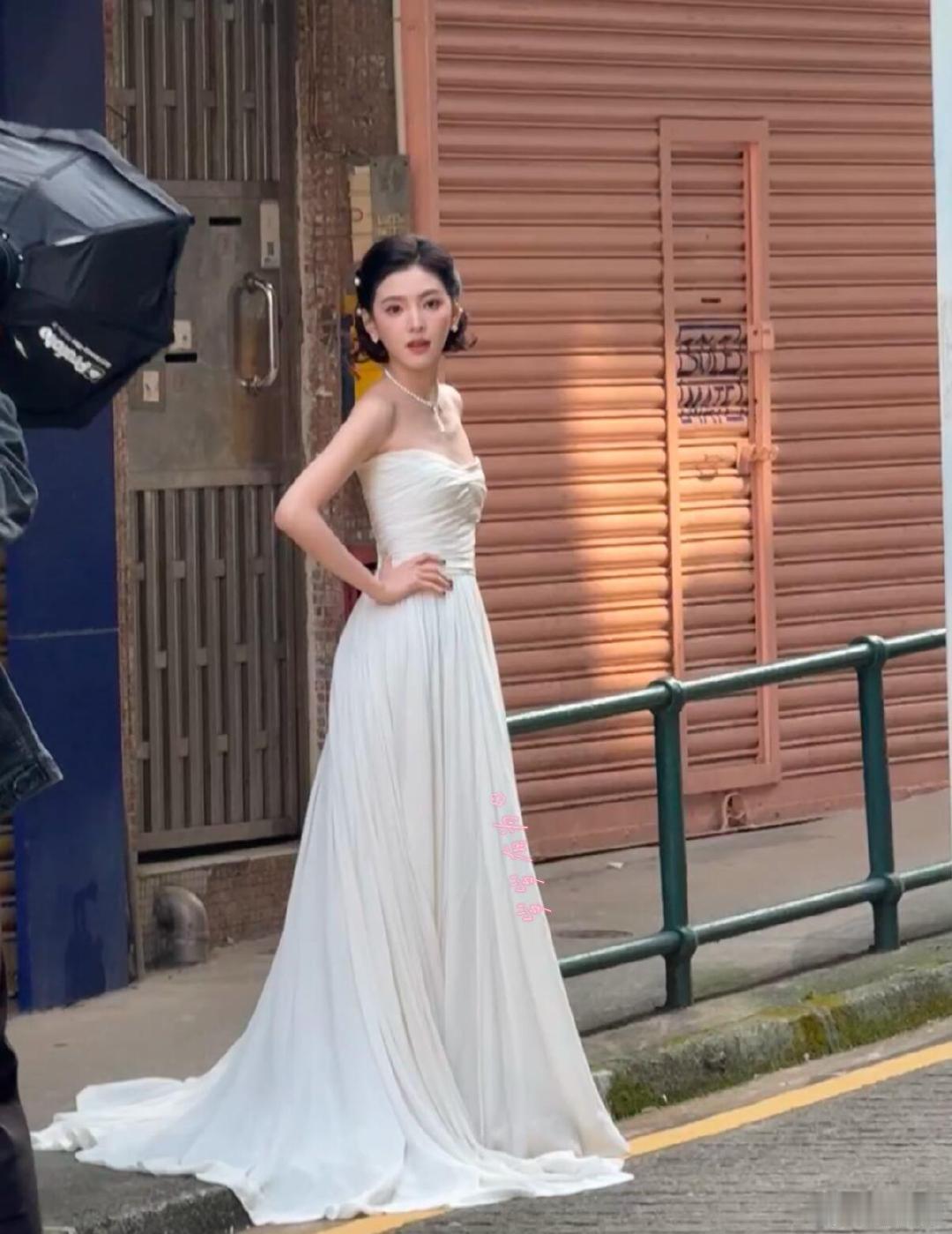 澳门街头偶遇章若楠拍摄澳门街头偶遇章若楠拍摄，这个发型好美啊！！澳门街头偶遇章若