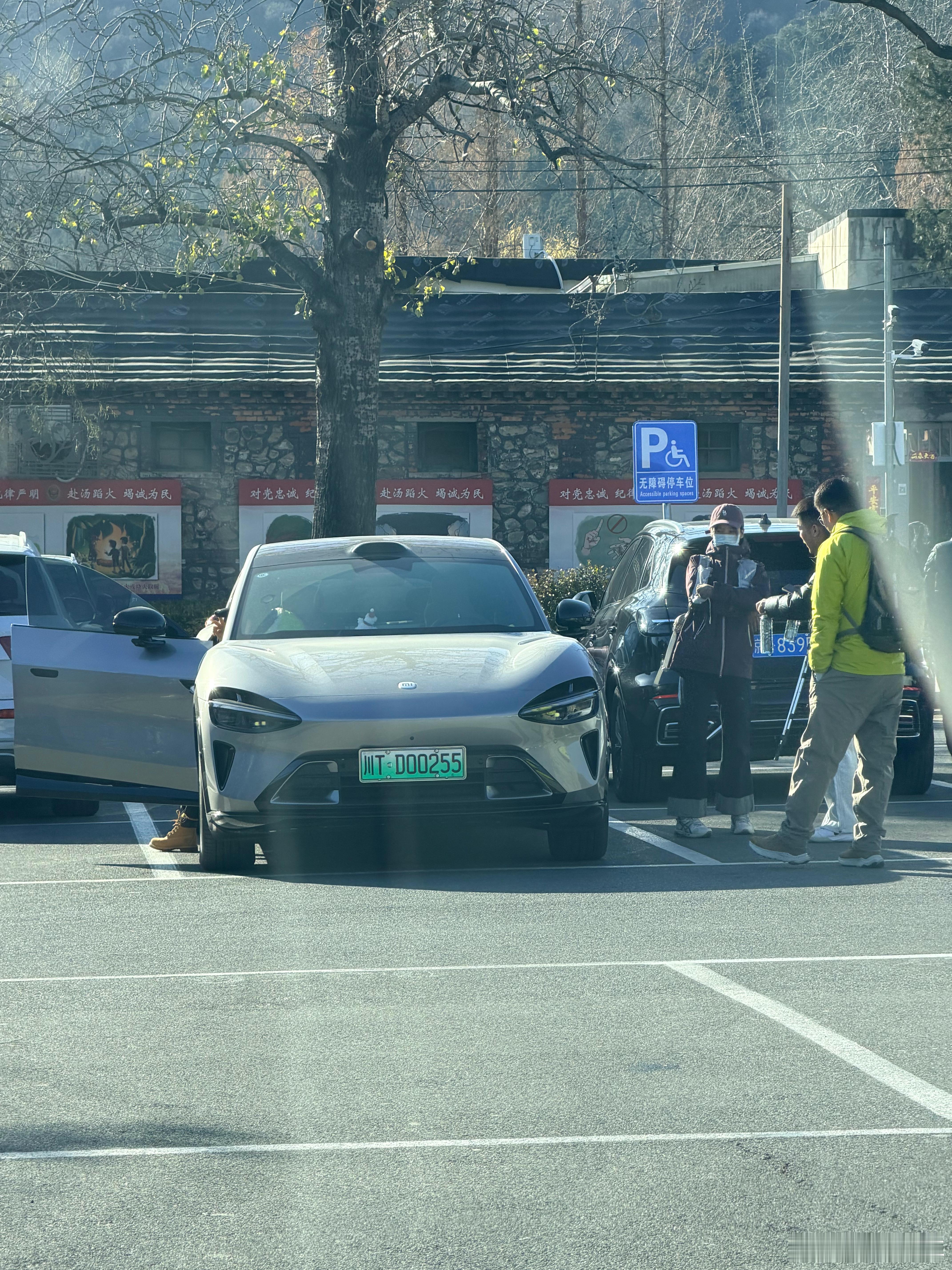 开爬香山停车场偶遇川牌小米 yu7两对年轻情侣都得阳光，穿着得体，很户外！这才是