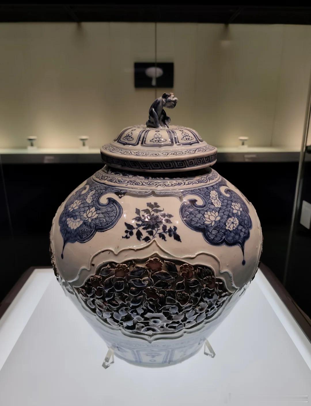 【元青花釉里红开光镂雕花卉盖罐】这件国宝现藏河北博物院，为元代顶级瓷作，存世量极