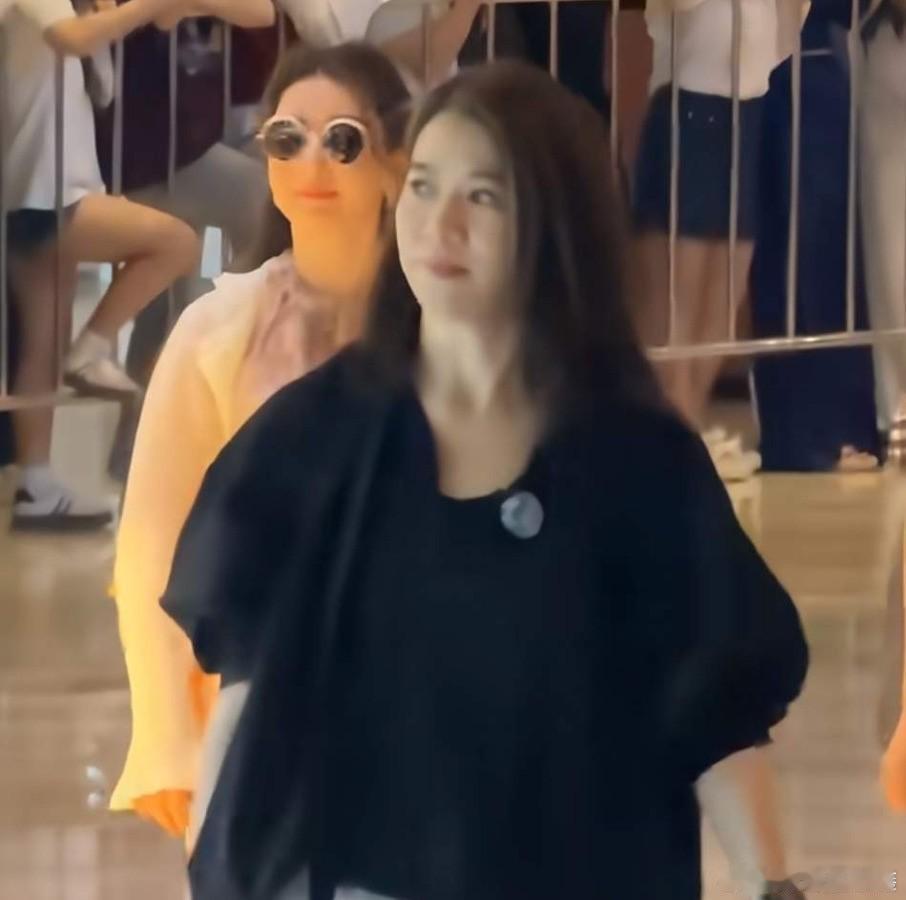 袁咏仪让单间给方媛，你真以为是她大度？别傻了，那是郭富城一个电话打过来，张智霖必