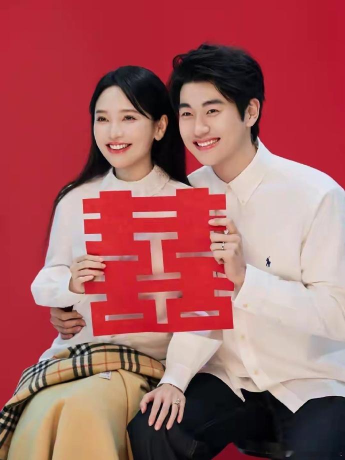 金莎与孙丞潇无直接商业关联看着两人从综艺里的甜蜜互动到官宣领证，真心觉得爱情不该