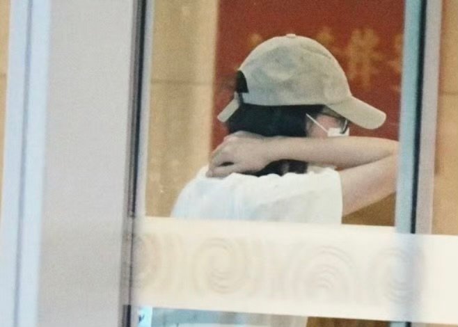 迪丽热巴好像颈椎有点问题迪丽热巴手扶着脖颈迪丽热巴颈椎不舒服吗，迪丽热巴手扶着脖