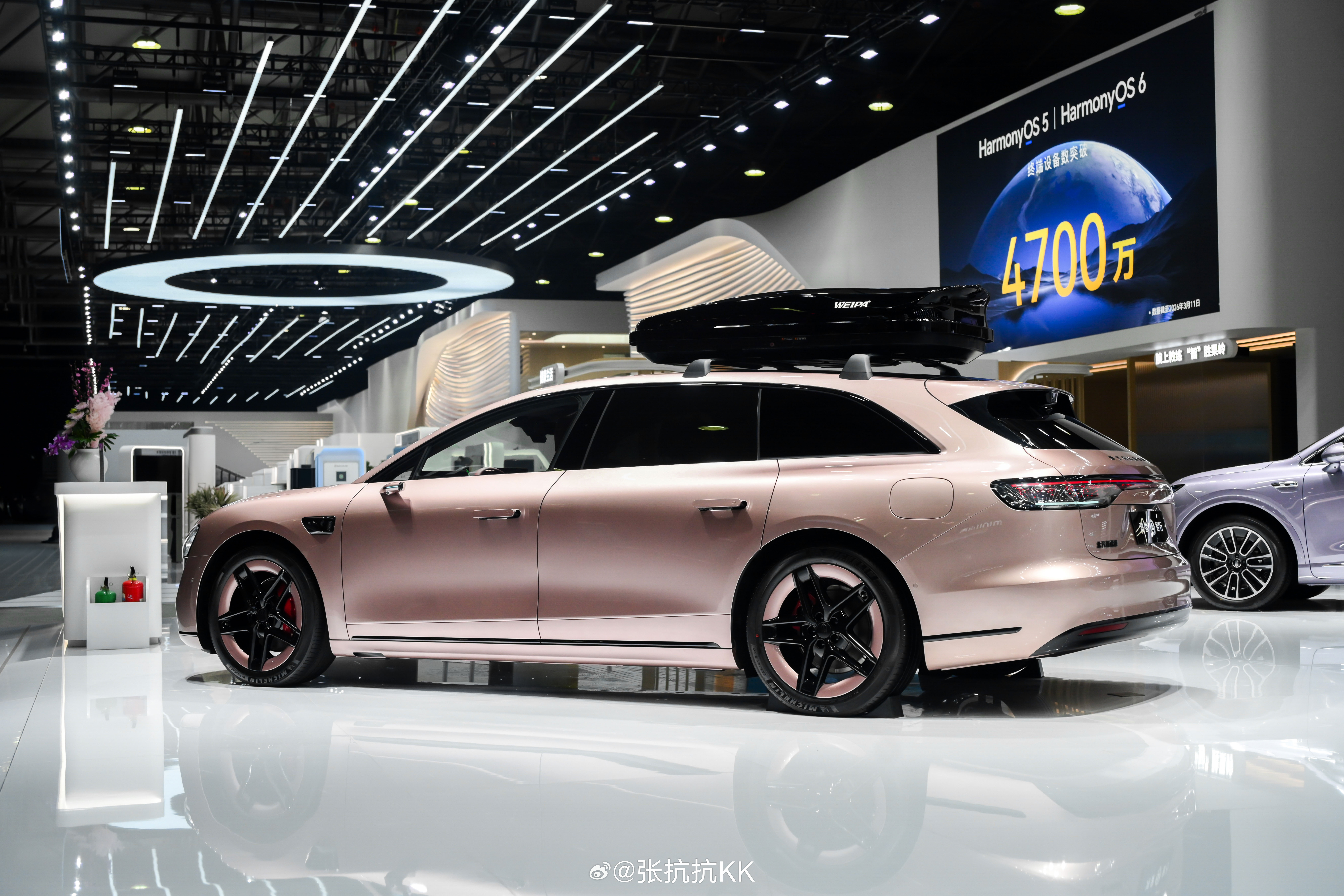 享界粉白新色亮相上海AWE 享界S9T、享界 S9 两款车型，最早是黑色S9，给