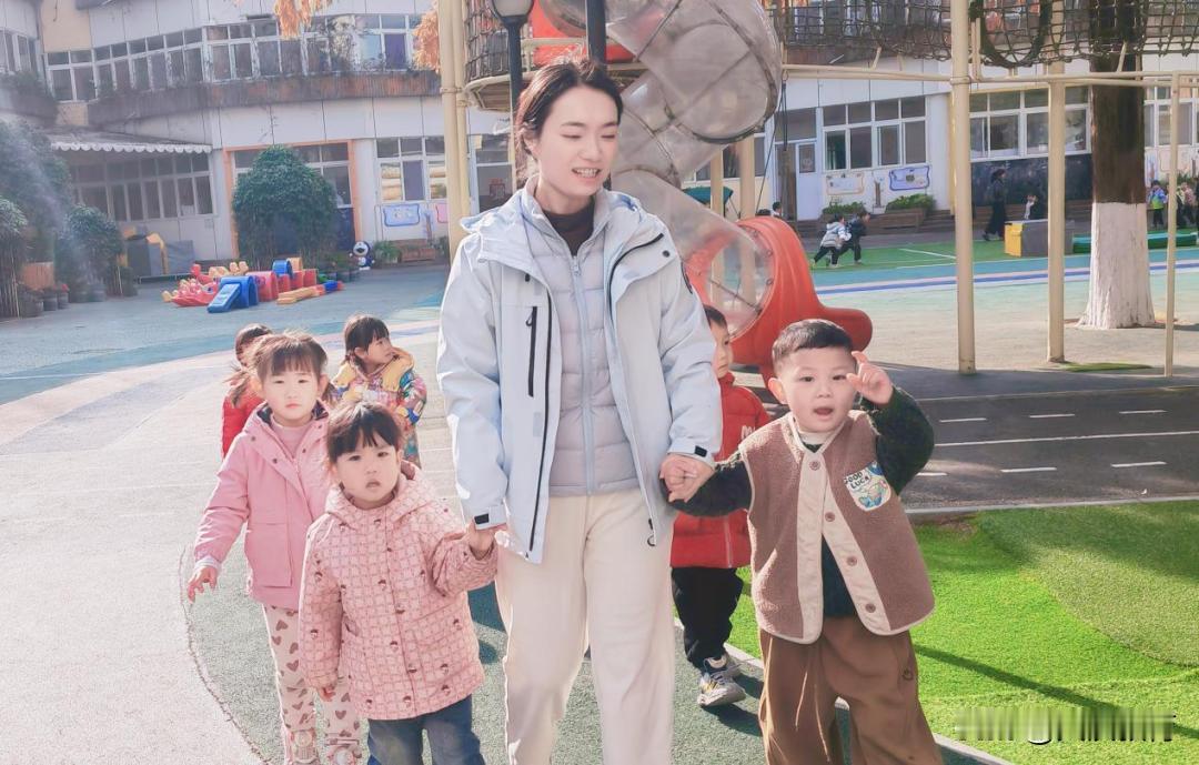 汉中市幼儿园“奉献先锋”高苗
在汉中市幼儿园的校园里，有这样一位老师，她虽不耀眼