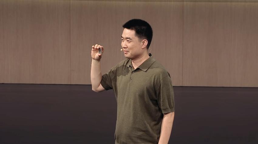 李想刚刚在发布会上「让」我帮他拍张照片，免得网上都是他举桌子的图。还要打上「全世