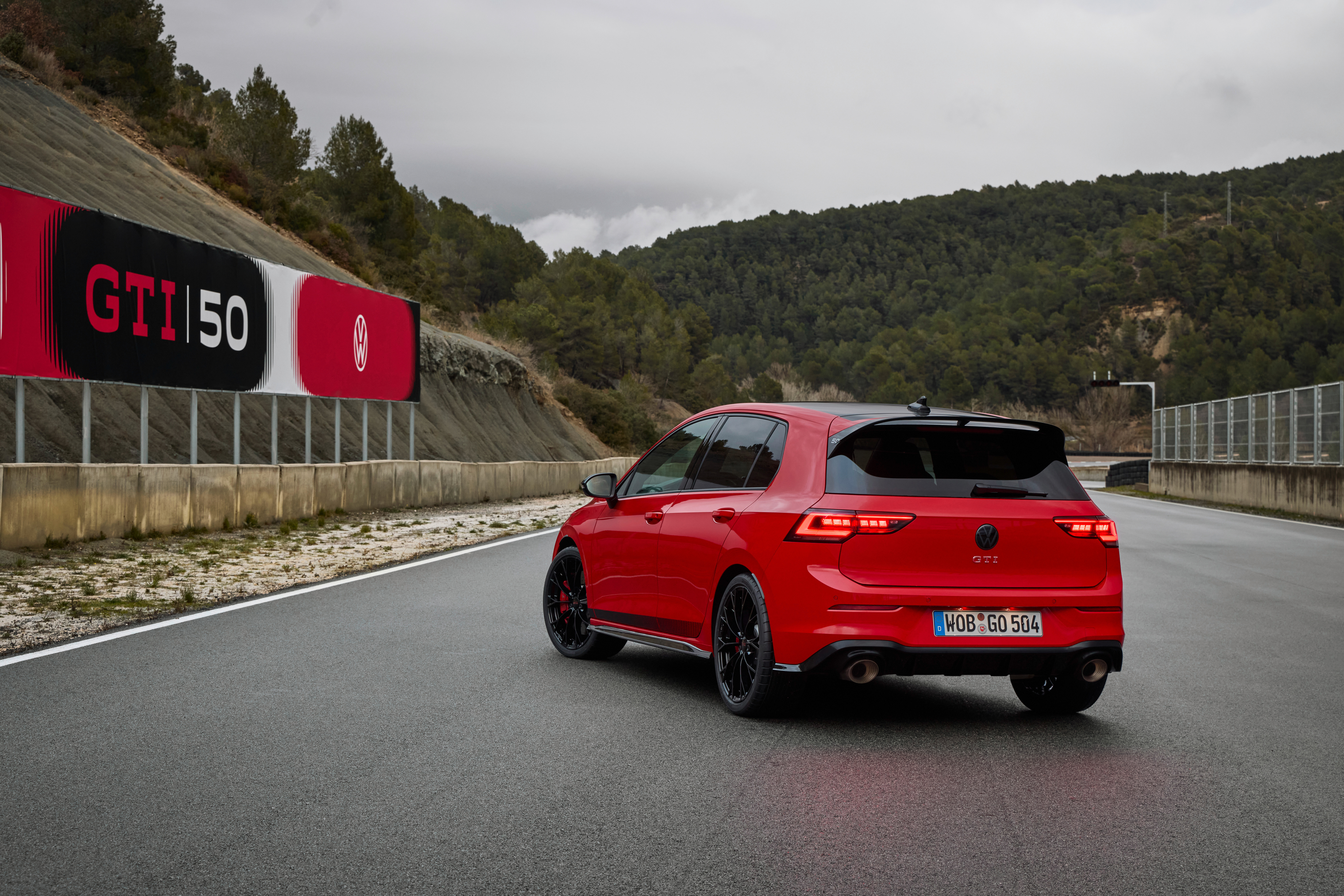 在整理高尔夫GTI 50周年的视频文案了，这次街道上的体验比赛道上更带劲，可能这