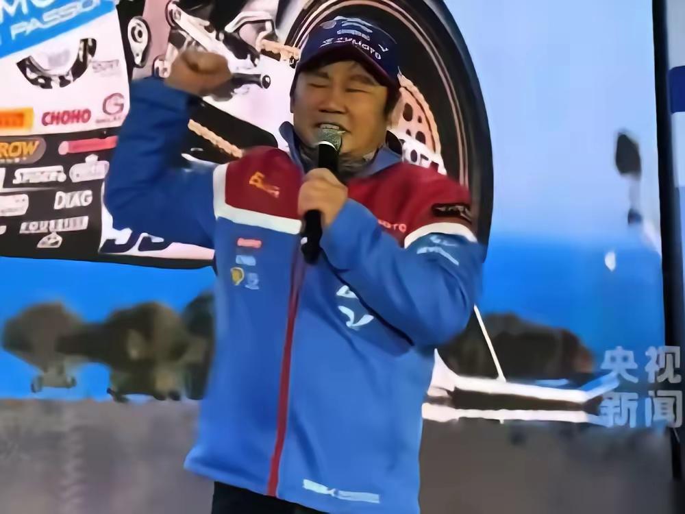 湖南人张雪机车的成功充分说明：
大学并非唯一通向成功的捷径！没有上过大学的人通过