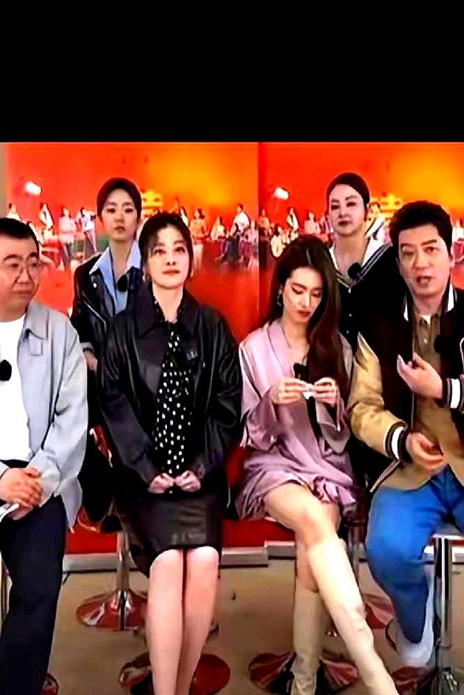 C位女星直播全程折纸，老戏骨脸都黑了
坐在C位的陈昊宇，指尖反复摩挲一张纸，折