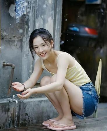 好奇查了下吴倩， 不查不知道，一查惊到了！ 吴倩根本不是什么资源咖，而是从普通家