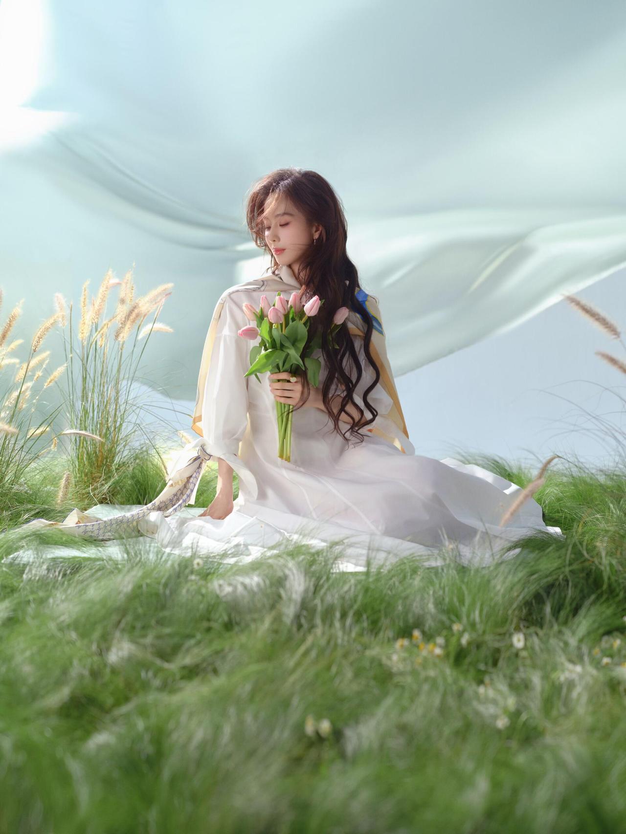 来看一下这组春天的照片，画面以巨型粉色风车为视觉核心，将日常玩具放大至与人物等比