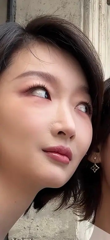 周冬雨是不是do了？鼻子这里好奇怪 