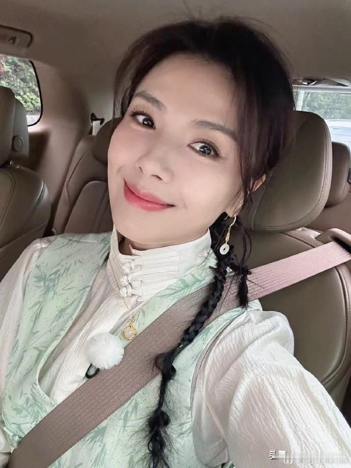 刘涛新中式小礼服亮相社交平台，展现东方女性之美

3月28日，刘涛在社交平台上分