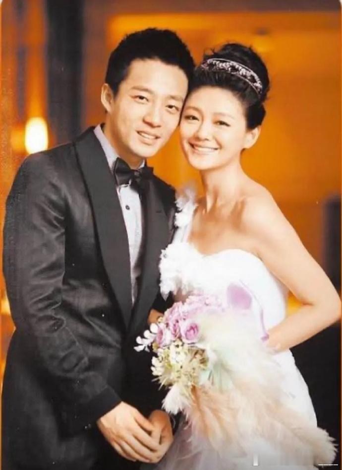 二婚的岁月里，笑容渐隐。曾经的欢畅不再，或许是历经沧桑，或许是心有倦意，那一抹笑