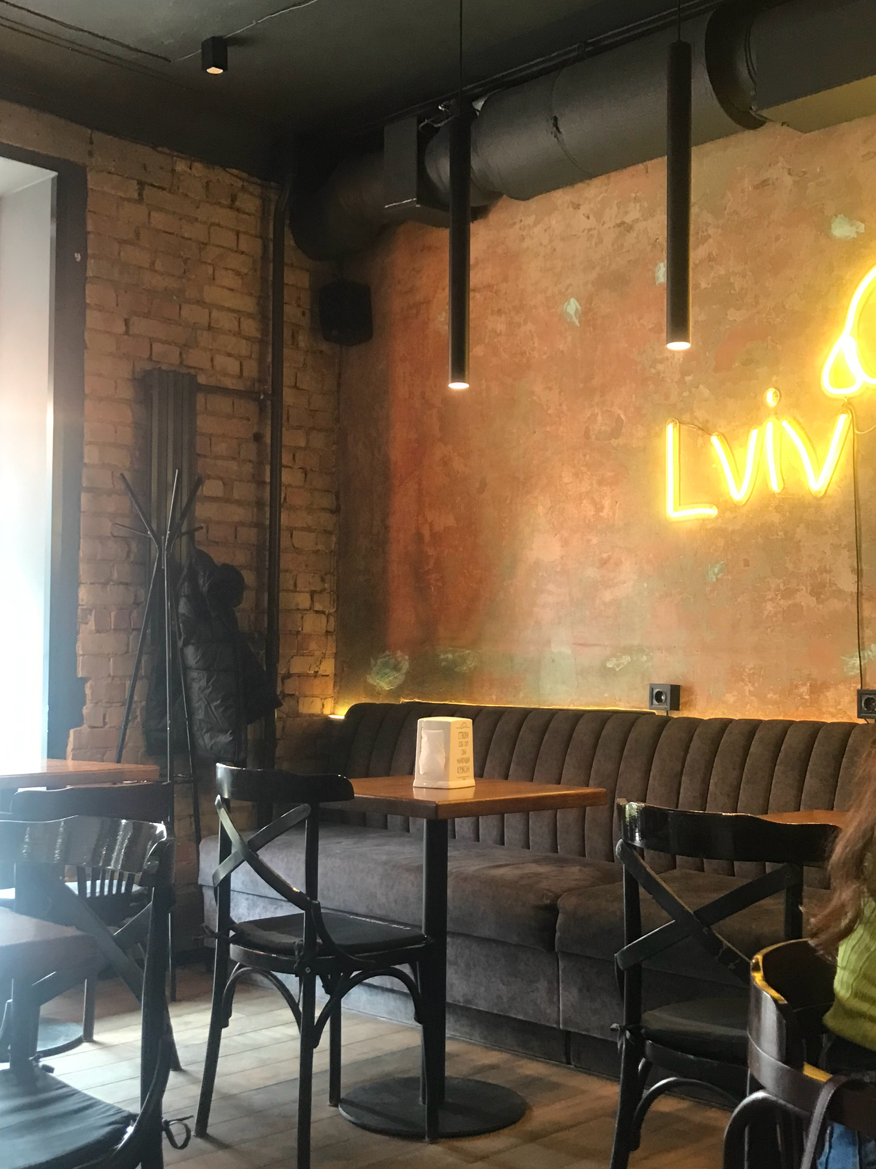 基辅的羊角包快餐店贴着两面墙都是这么舒适的沙发 乌克兰·基辅