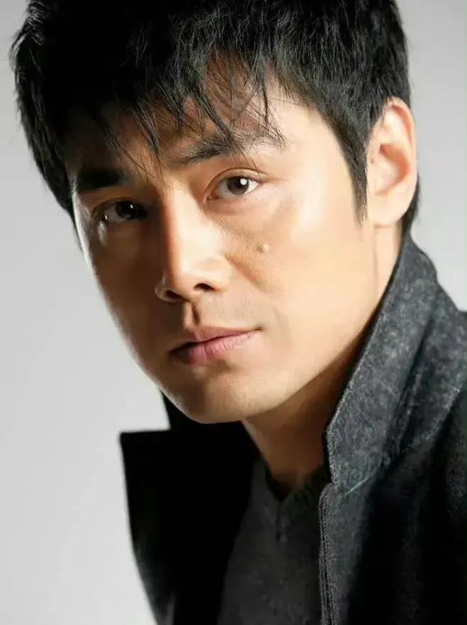 硬汉邵兵生出了这么秀气的儿子，家门之幸啊，50多岁的老帅哥还是那么man，但20