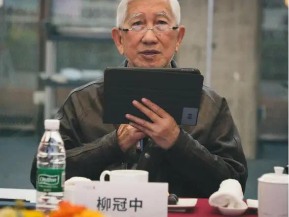 满大街跑的无人车、送餐机器人，根本不是科技之光，资本正在用这些冰冷的机器，干掉8