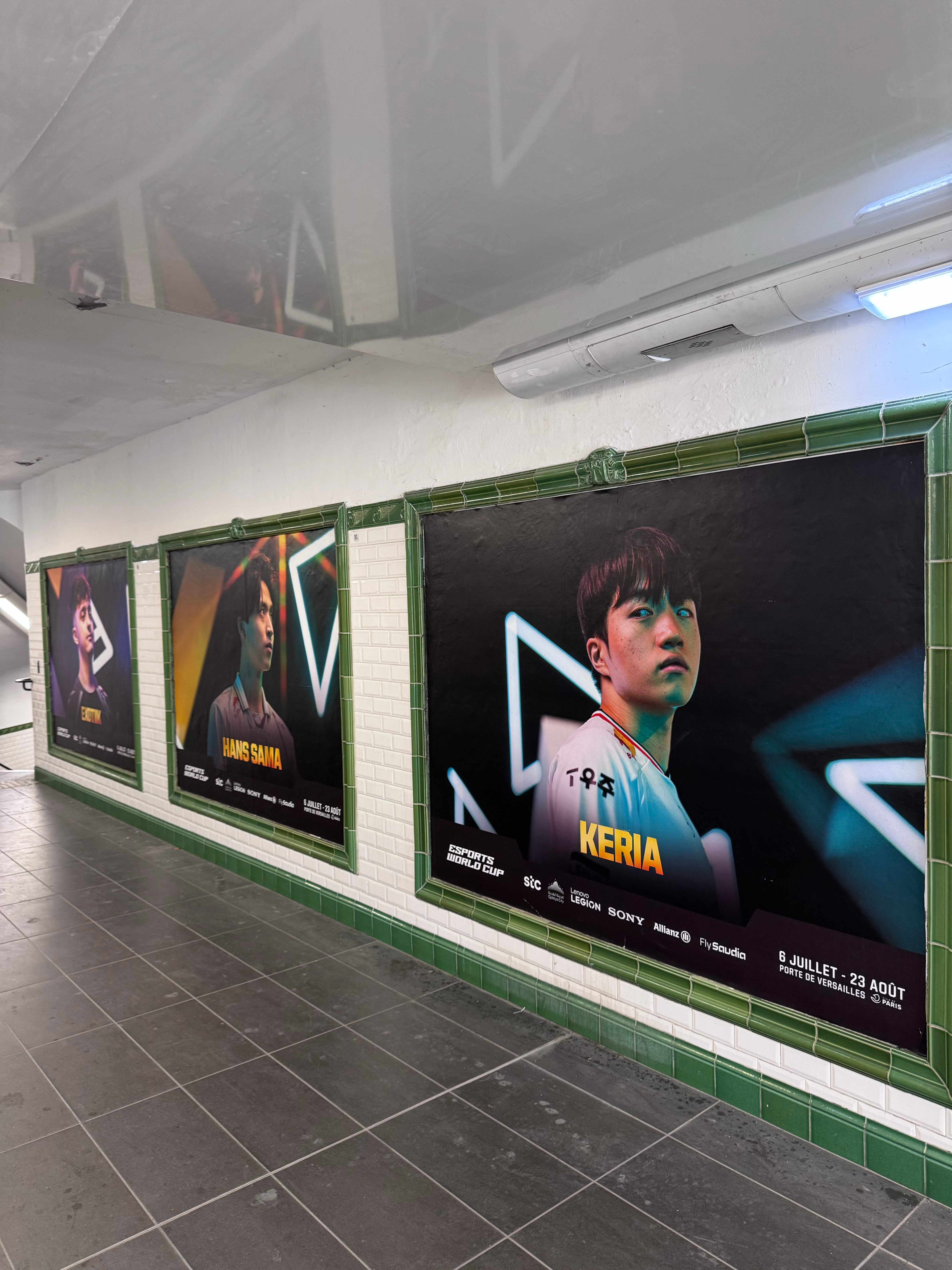巴黎地铁站随处可见EWC2026