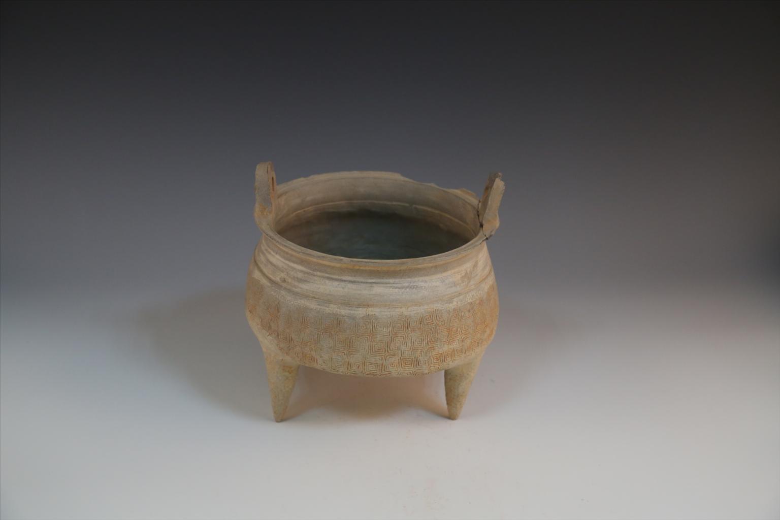 江西宜春市博物馆藏西周云雷纹灰陶鼎 两件 