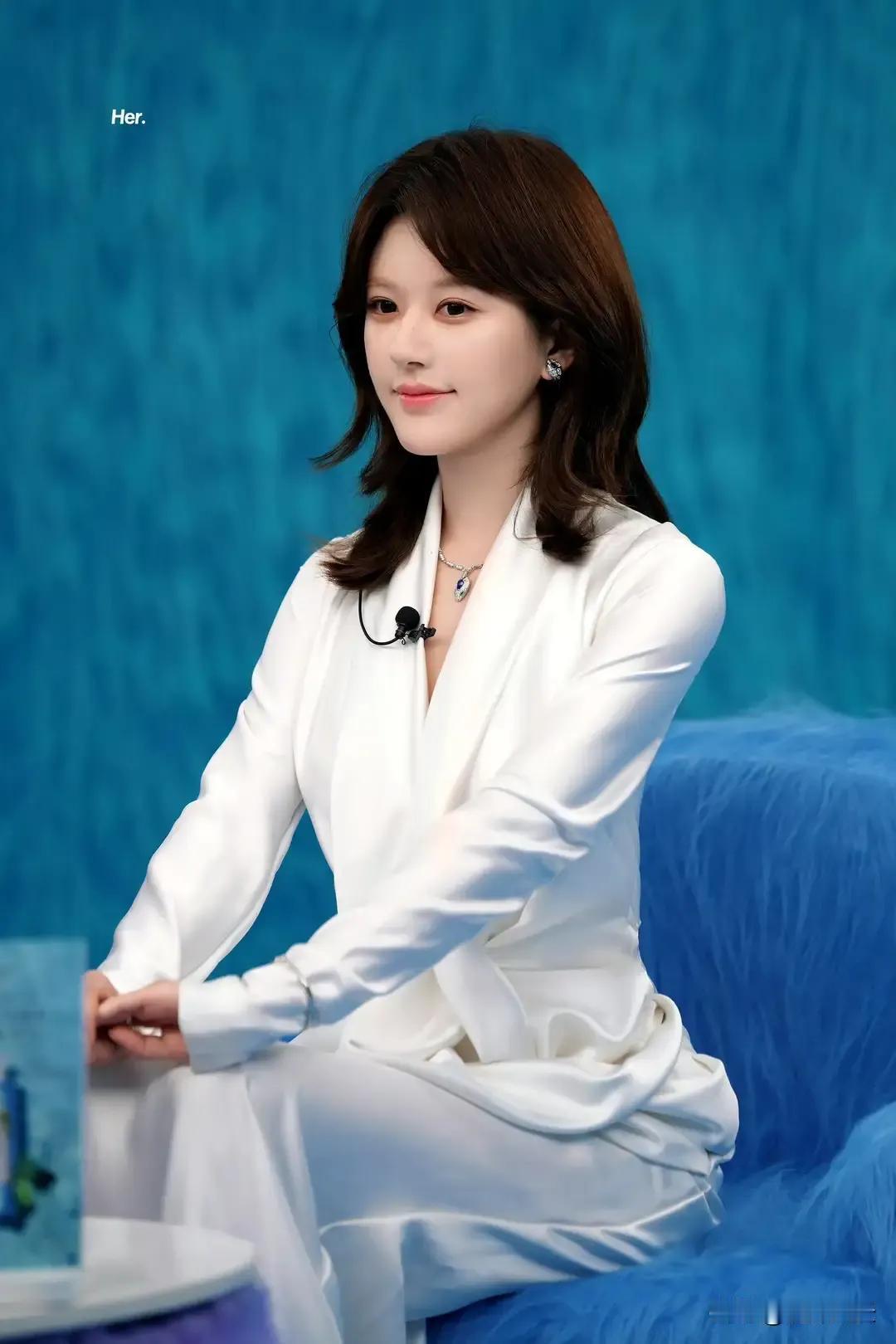 赵露思最近活动造型，早期的清纯美感又回来了。