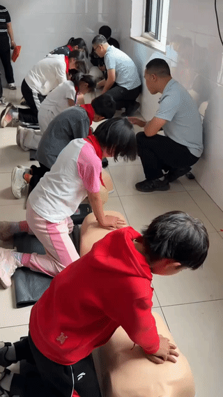 从小让孩子掌握一些医疗急救技能还是很有必要的。
虽然这些技能平时用不到，但是在关