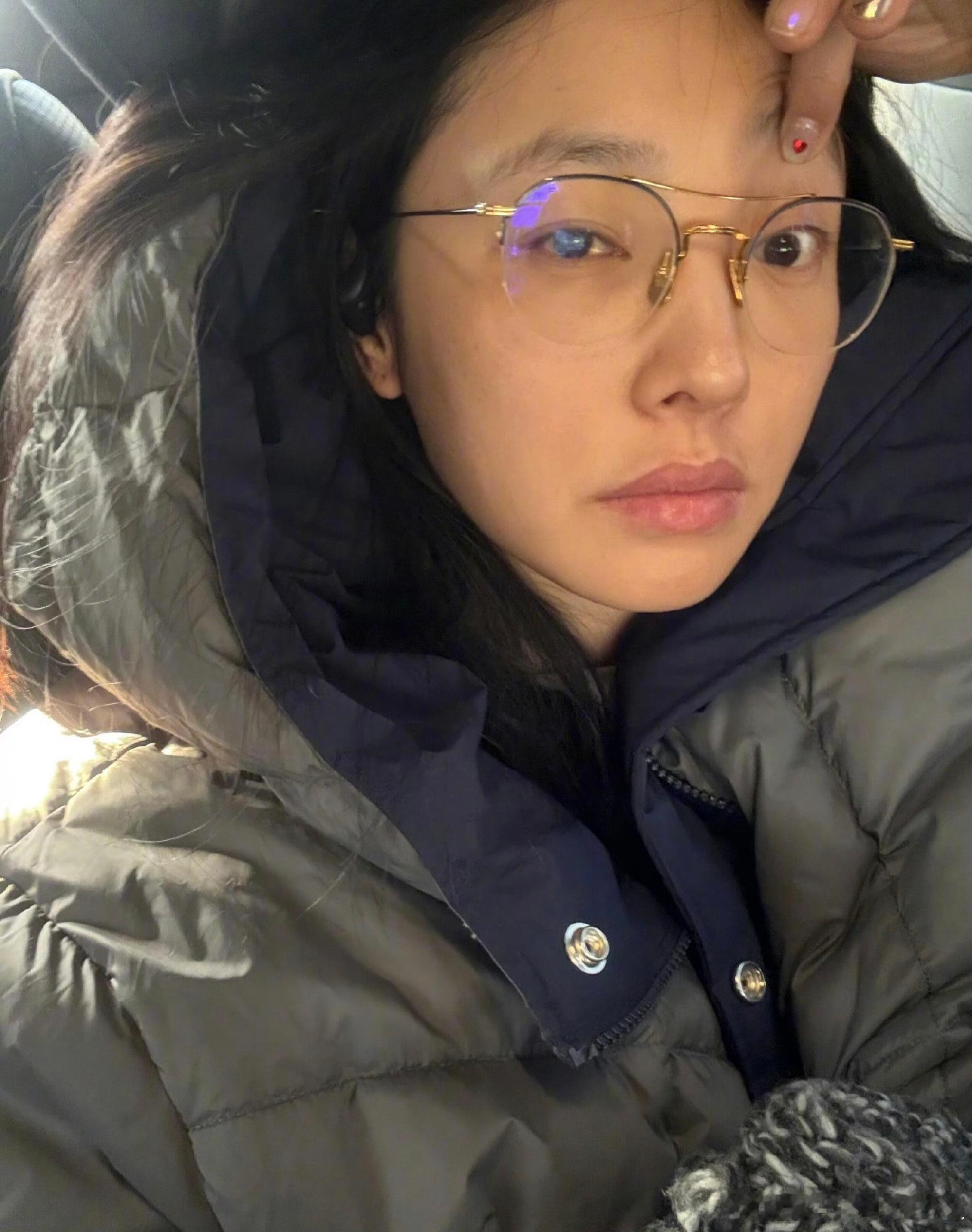 白百何还回来当女明星吗我感觉白百合素颜是真的美，而白百合的淡妆更是美得不行，透过