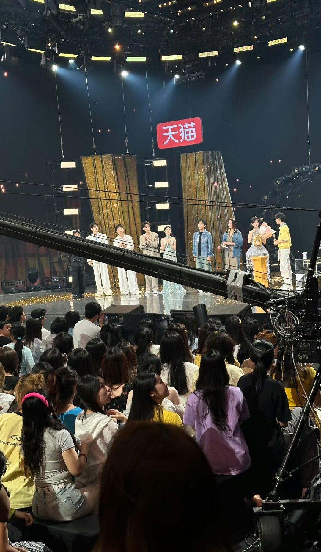 田栩宁白西装路透田栩宁hi6白西装路透 ​田栩宁hi6白西装路透，啊啊啊啊啊好高