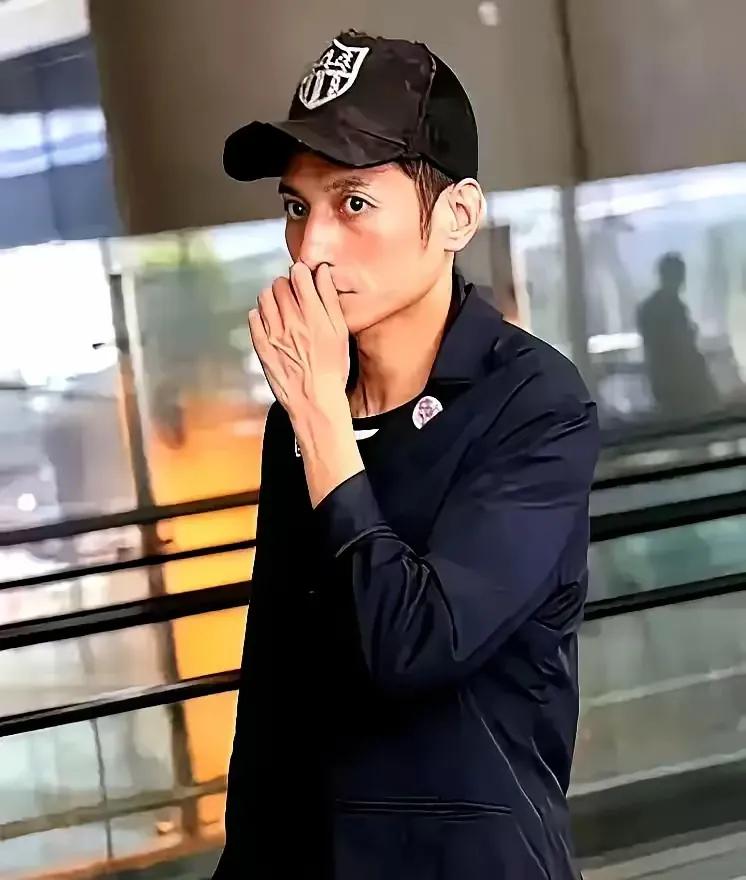 曾经的湖南卫视综艺节目著名主持人，就几年时间，现在成了这副模样，如果在大街上遇到
