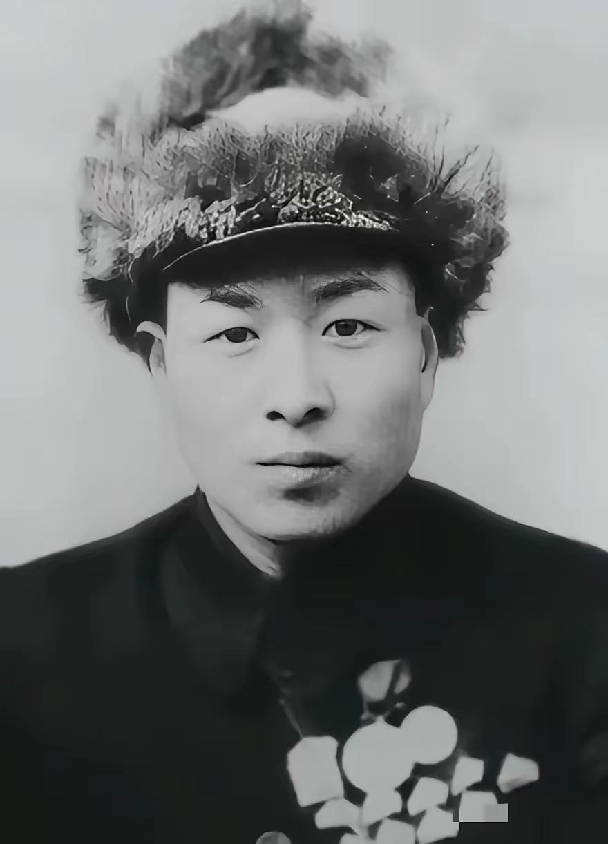 1941年,八路军战士郑希和执行任务归来歇脚，竟撞见8名日军追逐农妇，他默默打开