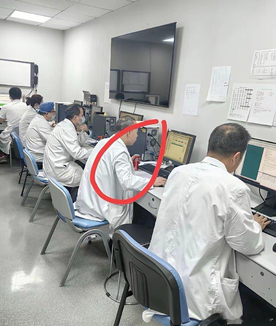 还喝着可乐，真牛嘞 ​​​