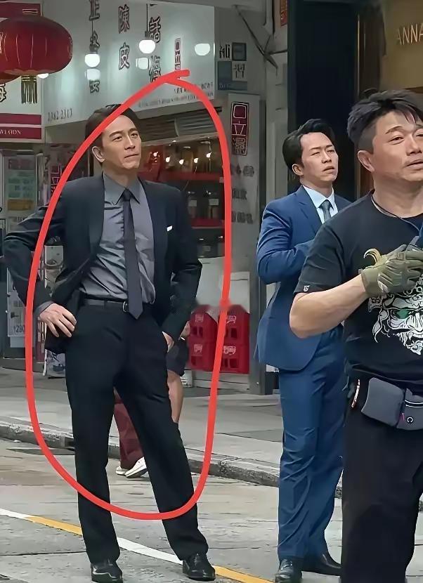 在香港街头偶遇一位明星
你们认识他吗？
他的颜值在线，身高最起码有1米8左右，他