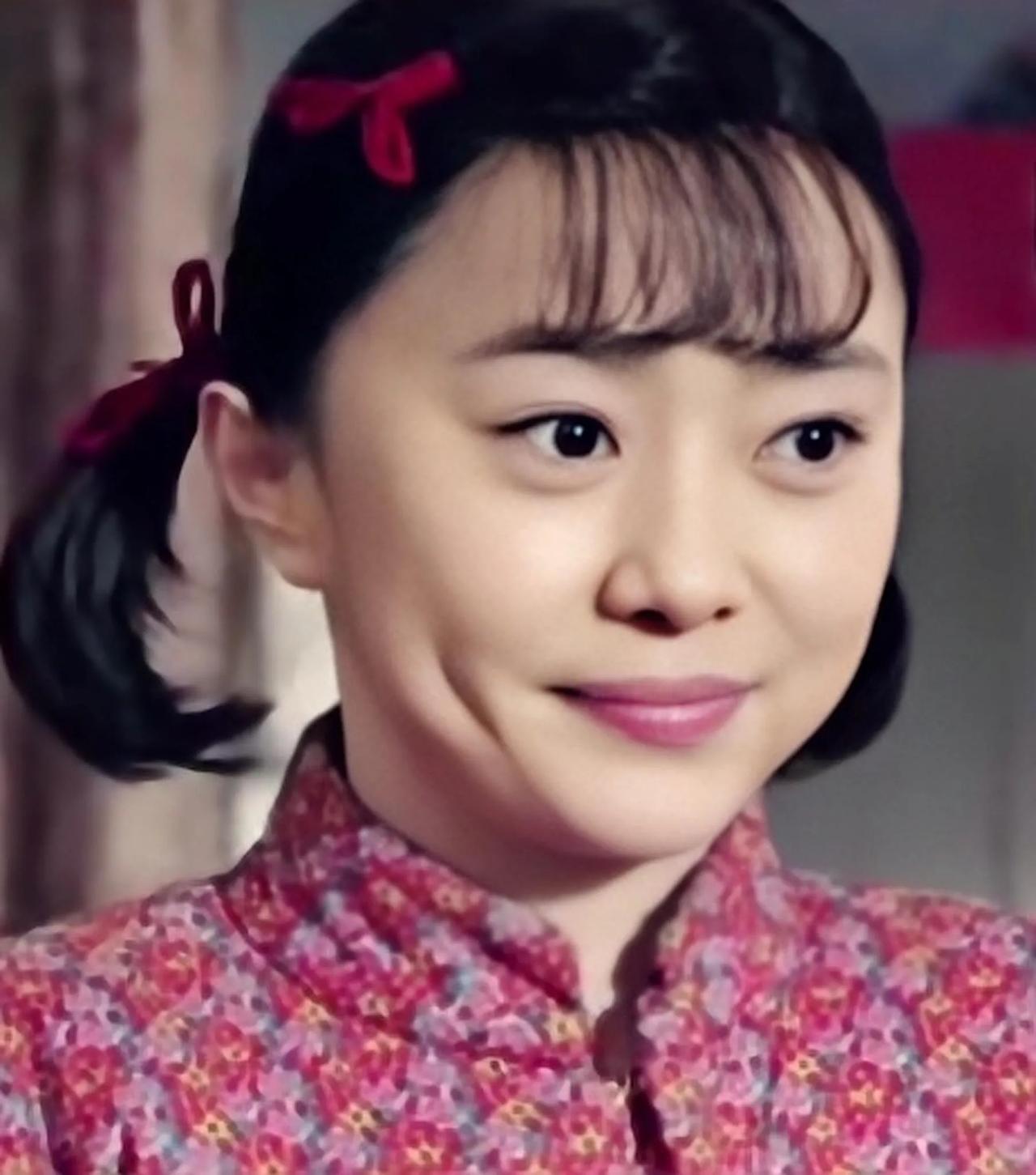  秦京茹的扮演者刘园园，本名刘园媛，1980年9月10日出生于重庆市，毕业于解放