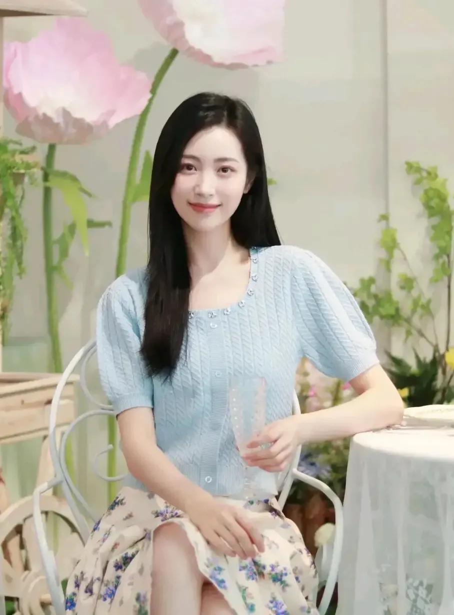 我是一个独立自主的女孩，单身多年，并非要求过高，只是在等待那个对的人。在这个繁华