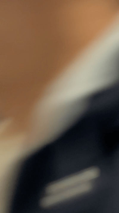 童禹坤给粉丝行王子礼 被童禹坤暖到了！微博之夜内场入座给粉丝行王子礼，礼貌又温柔